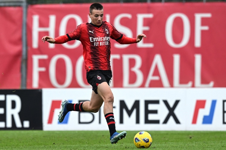 华体会体育-隆戈：卡马达不会冬窗回归米兰，他将继续效力莱切到本赛季结束